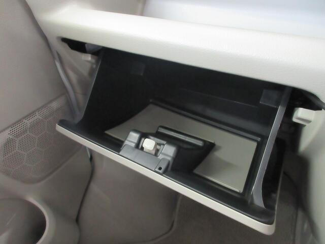 車検証入れ等書類一式を収納できるグローブボックスです。