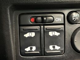 【両側スライドドア】駐車場で隣の車との間隔が狭く乗りにくい時、スライドドアなら安心！ドアオープン時も幅を取らず、開口部が広いので乗り降りがとっても簡単です。大きな荷物の出し入れも後席から可能♪