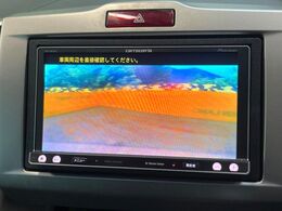 【バックカメラ】駐車時に後方がリアルタイム映像で確認できます。大型商業施設や立体駐車場での駐車時や、夜間のバック時に大活躍！運転スキルに関わらず、今や必須となった装備のひとつです！