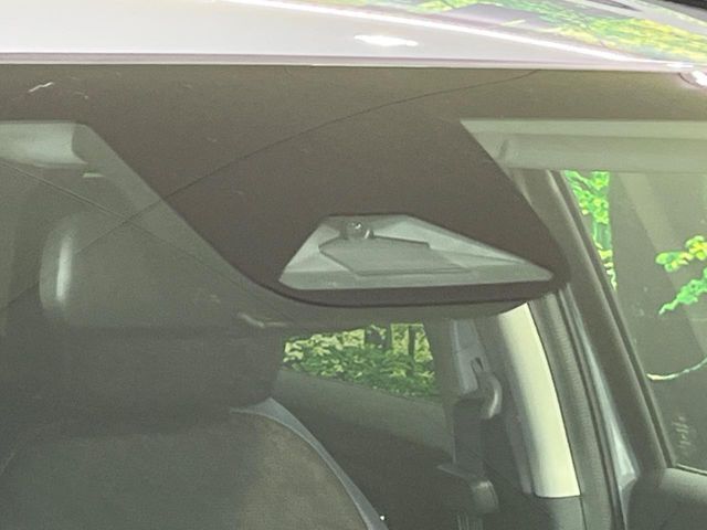 【ホンダセンシング】走行中に前方の車両等を認識し、衝突しそうな時は警報とブレーキで衝突回避と被害軽減をアシスト。より安全にドライブをお楽しみいただけます。