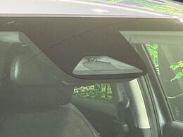 【ホンダセンシング】走行中に前方の車両等を認識し、衝突しそうな時は警報とブレーキで衝突回避と被害軽減をアシスト。より安全にドライブをお楽しみいただけます。