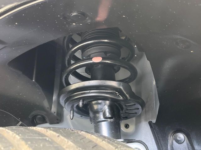 お車を安心してお乗りいただく為には、足回りの定期点検が欠かせません。サービスサポート（有償保証）では無料点検もご提供しており、安心のカーライフをお過ごしいただけるサポート体制が整っています。