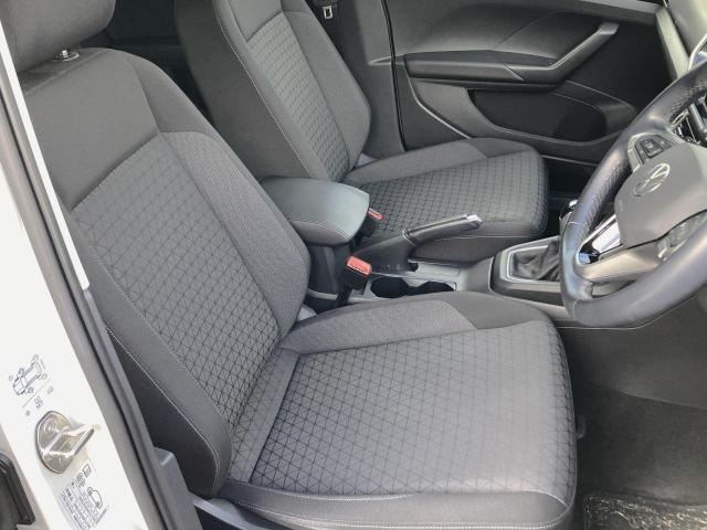 欧州車らしく硬めのシートが体を程よくつつみこみ、長距離でも快適に運転できます。