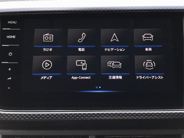 タッチ＆スワイプ式のディスプレイ。各種アイコン等も大き目で見やすく、スマートフォン感覚で直感的な操作が可能です。手をかざして操作するジェスチャーコントロール機能も搭載。