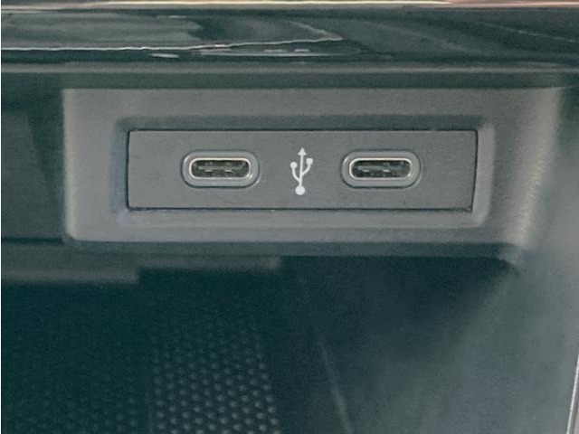 運転席中心部にタイプCのUSBソケットを2つ装備。スマートフォンの充電やApp Connectの通信が手軽に行えます。さらにワイヤレスチャージング機能も備えています。