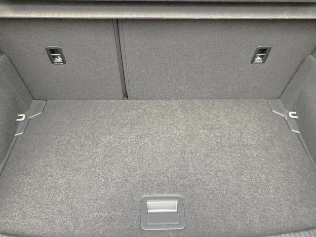 ラゲージルームは十分な広さです。床板の位置も2段階で調整可能で、大きな荷物のときも安心です。