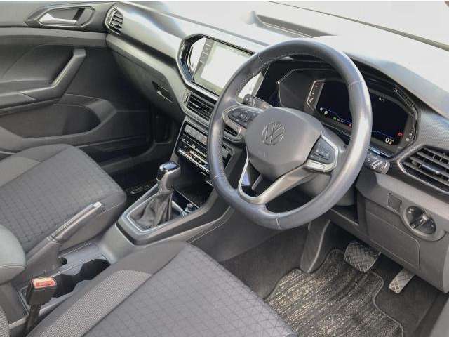 シンプルなデザインながら機能的なインテリアは、欧州車らしさを感じさせてくれるポイントです。