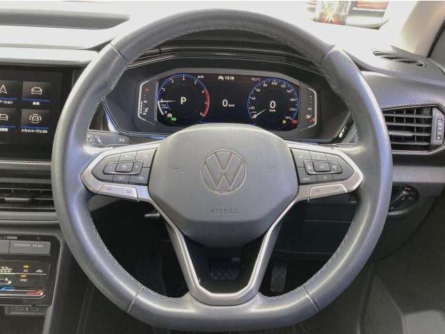 マルチファンクションスイッチつきの本革巻きステアリングは、より安全な長時間ドライブをサポートします。パドルシフトも装備されていますので、直感的にマニュアルシフト操作も可能です。