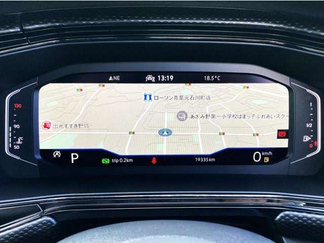 「デジタルコクピットプロ」は、ナビゲーション画面も表示でき、視線を移動させず安全ドライブに効果を発揮します。