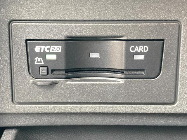 ETCユニットはグローブボックスの中に装着されています。こちらの車両はDSRC(ETC 2.0)に対応していますので、渋滞情報などリアルタイムでナビに反映されます。