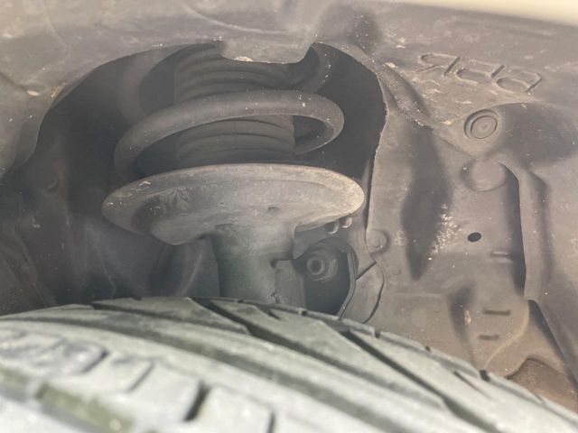 お車を安心してお乗りいただく為には、足回りの定期点検が欠かせません。サービスサポート（有償保証）では無料点検もご提供しており、安心のカーライフをお過ごしいただけるサポート体制が整っています。