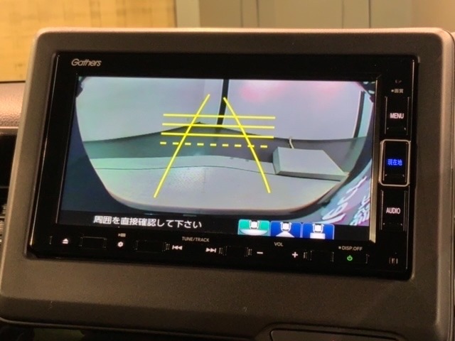 リバースギアに入れるだけで後方の表示へ切り替わります。夜間や雨の日の駐車も楽になりますよ。