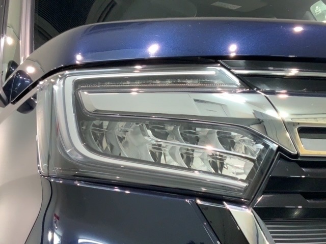 LEDヘッドライトは、点灯の瞬間から最大光量を発揮し、突然暗くなるトンネルなどでの安定感を高めます。