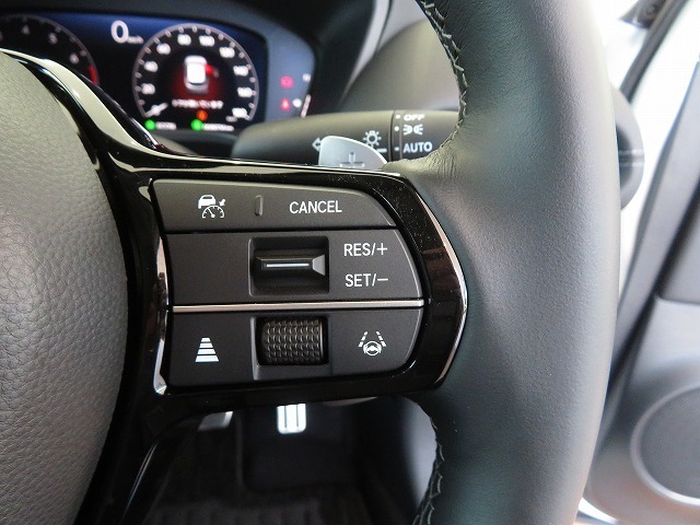 Hondaセンシングの機能のひとつ、アダプティブクルーズコントロール付！アクセルから足を離しても設定したスピードと前車との車間を保ち走行してくれます！車線維持もアシスト☆高速道路で疲労軽減ですね☆