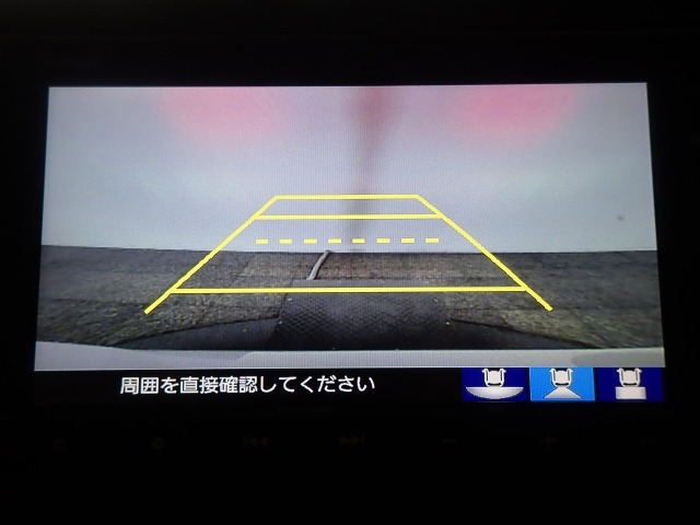 【バックカメラ】運転が苦手な方も車庫入れラクラクです！ギアをリバースに入れれば自動的に切り換わりますので、面倒な操作は不要です♪狭い駐車場もお車を傷つけず安心ですね！