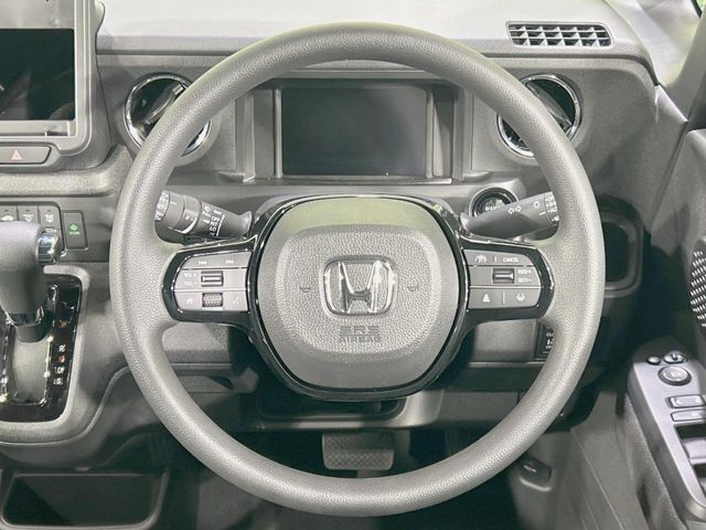 インテリアに合わせたデザインのステアリングは、運転される方のことも考え、運転しやすい形状、大きさです。是非一度、実際に触ってお確かめください。