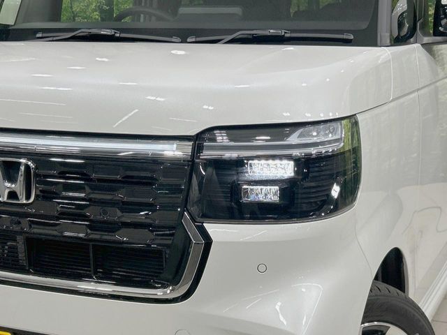 【LEDヘッドライト】悪天候や夜間走行時も良好な視界を確保し安心して運転できる高輝度LEDヘッドライトを装備！点灯速度が早く、消費電力も抑えられています。