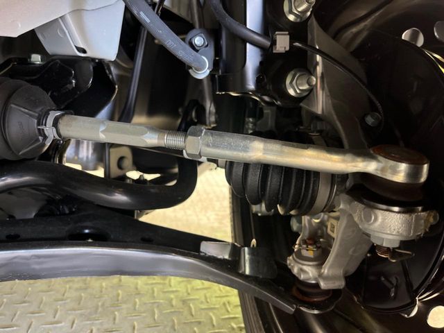 お車を安心してお乗りいただく為には、足回りの定期点検が欠かせません。サービスサポート（有償保証）では無料点検もご提供しており、安心のカーライフをお過ごしいただけるサポート体制が整っています。