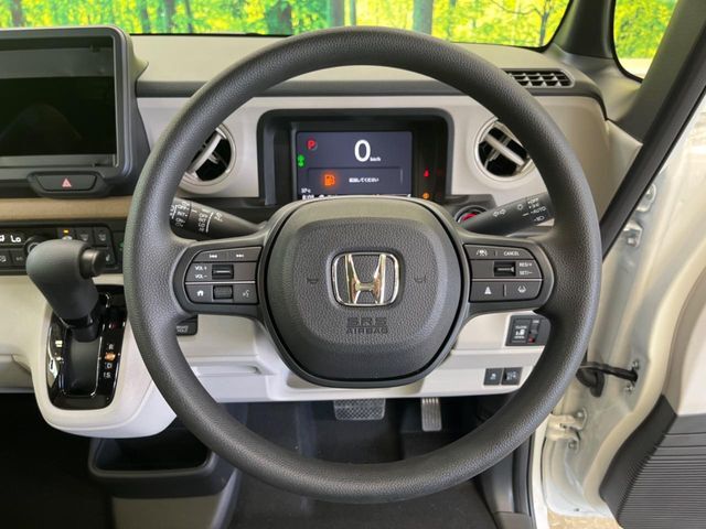 【ホンダセンシング】衝突軽減ブレーキ、車線逸脱抑制、誤発進抑制機能などの予防安全機能をセットで装備。さらにアダプティブクルーズコントロール、オートハイビーム機能が快適なドライブをアシストします。