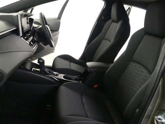 高いホールド性で運転姿勢が安定します。長距離ドライブでも疲れにくいのが魅力です。快適なドライビングライフをお送りください♪
