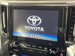 【メーカー純正ナビ】インテリアに溶け込むスタイリッシュな「専用設計」メーカーナビを装備♪視認性や操作性など基本性能にも優れ、より上質なカーライフをお楽しみいただけます。