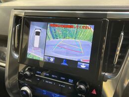 【パノラミックビューモニター】専用のカメラにより、上から見下ろしたような視点で360度クルマの周囲を確認することができます☆死角部分も確認しやすく、狭い場所での切り返しや駐車もスムーズに行えます。