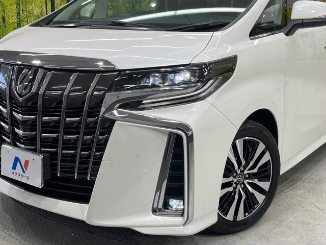 【LEDヘッドライト】悪天候や夜間走行時も良好な視界を確保し安心して運転できる高輝度LEDヘッドライトを装備！点灯速度が早く、消費電力も抑えられています。