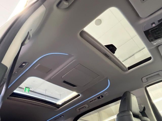 【大型サンルーフ】車内の解放感が一気に上がる大型のパノラマルーフ！季節を問わず開放的で快適なドライブをお楽しみいただけます。流通量も少なく希少価値の高い人気の装備です♪