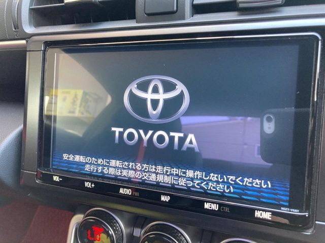 【純正ナビ】人気の純正ナビを装備。オーディオ機能も充実しており、Bluetooth接続すればお持ちのスマホやMP3プレイヤーの音楽を再生可能！毎日の運転がさらに楽しくなります！！