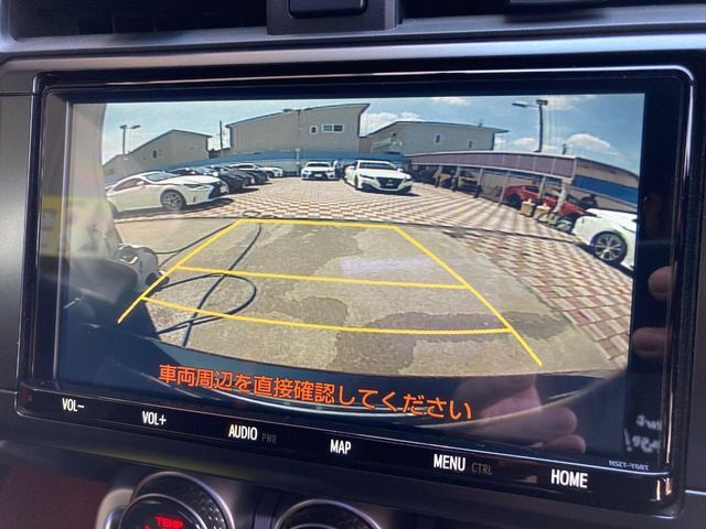 【バックカメラ】駐車時に後方がリアルタイム映像で確認できます。大型商業施設や立体駐車場での駐車時や、夜間のバック時に大活躍！運転スキルに関わらず、今や必須となった装備のひとつです！
