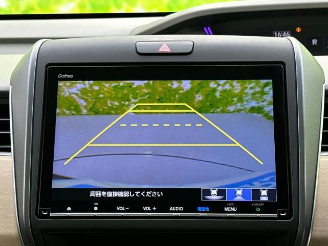 WECARSの展示場では実際に見て、触ってお車をお選びいただけます！知識の豊富な営業スタッフが様々なカーライフをご提案いたします！