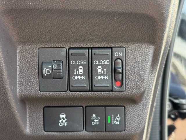 両側電動スライドドアを装備！荷物で手が塞がる時など簡単にドアの開閉ができます！