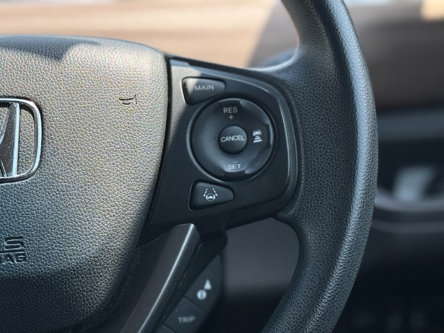 ハンドル右側スイッチは、ホンダセンシングの機能の一つ、「アダプティブクルーズコントロール」です。