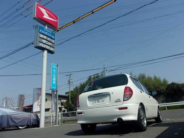 車でお越しの場合は、国道23号線の有松インターで下車して南に向かい2つ目の信号をこえて、すぐ右側にございます。カーセンサーの旗とダイハツのカンバンが目印です！