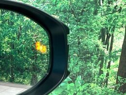 【ブラインドスポットモニター】走行中、ドアミラーの死角になりやすい箇所に後続車が接近するとサイドミラーのレンズに警告を表示！ドライバーに注意喚起をしてくれます。