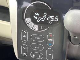【オートエアコン】一度お好みの温度に設定すれば、車内の温度を検知し風量や温度を自動で調整。暑い…寒い…と何度もスイッチ操作をする必要はありません。快適な車内空間には必須の機能ですね♪