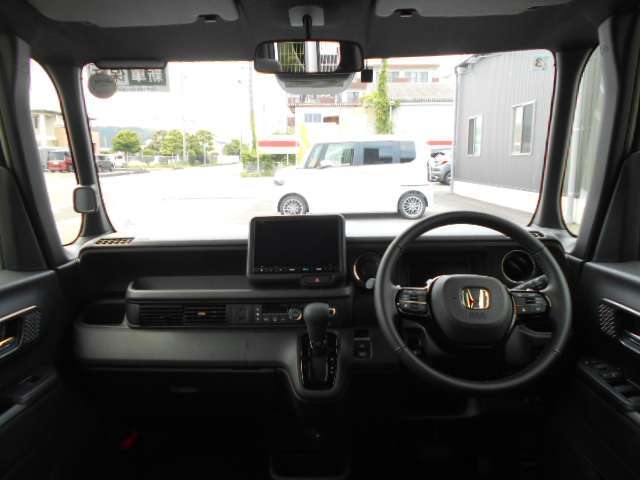 見晴らしがよくスッキリとしたインパネ☆広い視界で車両感覚もつかみやすいですよ☆