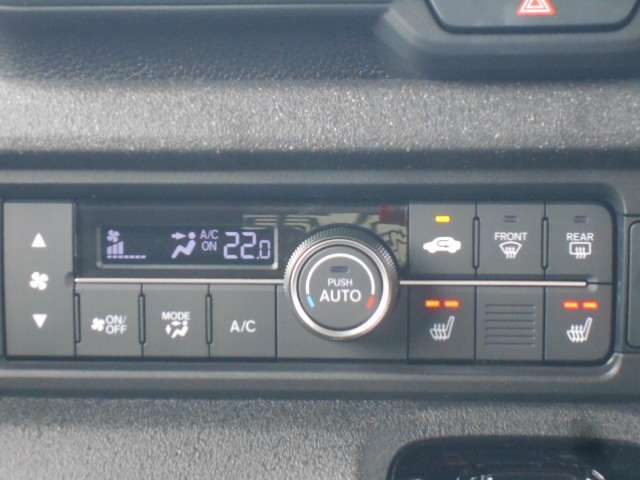 運転席と助手席にはシートヒーター装備です☆寒い季節には嬉しい機能です♪