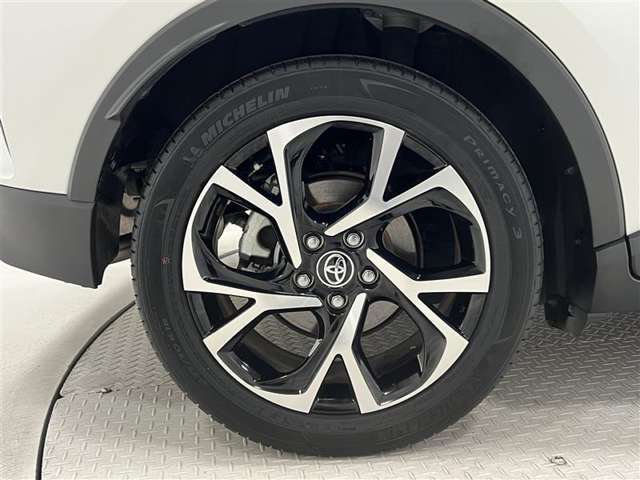 タイヤサイズは225/50R18！納車前の点検時にタイヤ交換させていただきます！純正アルミホイール！