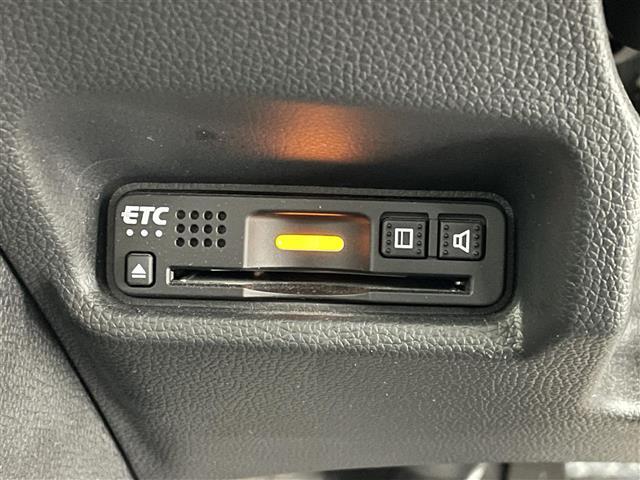 【ETC】有料道路を利用する際に料金所で停止することなく通過できる、ETC車載器（ノンストップ自動料金収受システム機器）が装備されています。セットアップを行うことで利用可能になります。