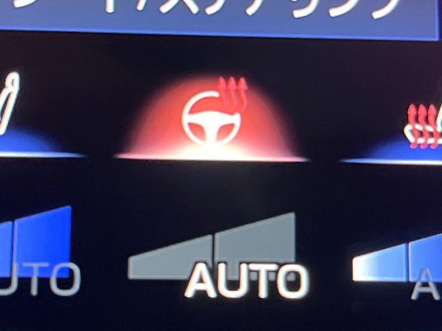 【ステアリングヒーター】冬場に冷たくなりやすい革巻きステアリングを、スイッチ一つで素早く適温に！エアコンよりも早く温まってくれるので、寒い日の運転も快適になりますね♪