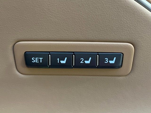 【メモリー機能付きパワーシート】ドライバーごとに設定したシート位置を記憶して、ボタン一つで切り替えできる便利な機能！運転する方が複数名いらっしゃるご家庭におすすめです♪