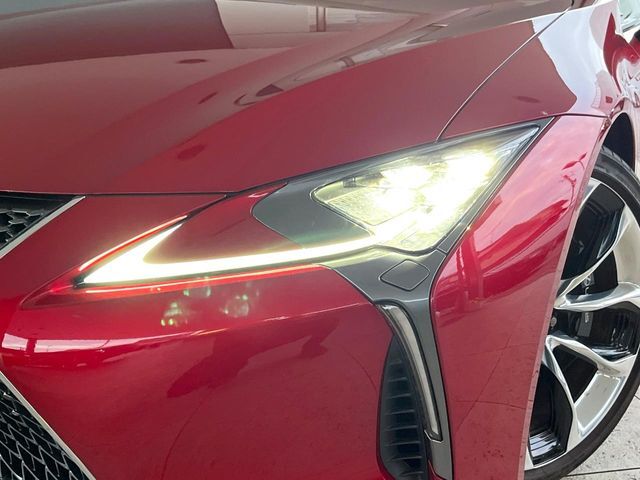 【LEDヘッドライト】悪天候や夜間走行時も良好な視界を確保し安心して運転できる高輝度LEDヘッドライトを装備！点灯速度が早く、消費電力も抑えられています。