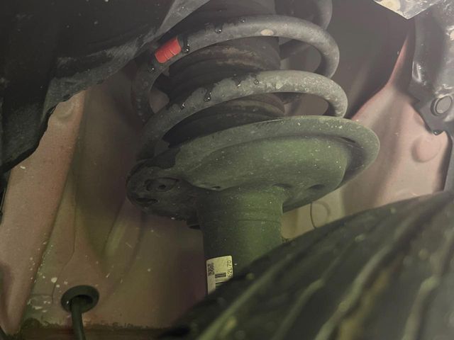 お車を安心してお乗りいただく為には、足回りの定期点検が欠かせません。サービスサポート（有償保証）では無料点検もご提供しており、安心のカーライフをお過ごしいただけるサポート体制が整っています。