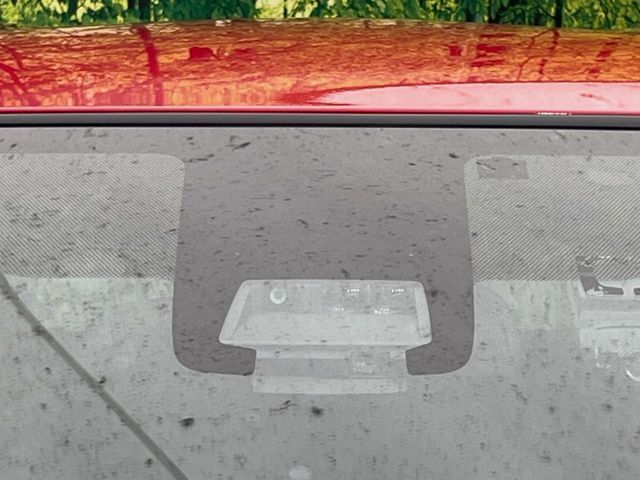 【トヨタセーフティセンス】走行中に前方の車両等を認識し、衝突しそうな時は警報とブレーキで衝突回避と被害軽減をアシスト。より安全にドライブをお楽しみいただけます。