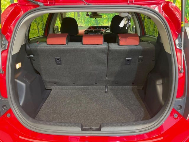 普段のお買い物や通勤、送迎等に十分な荷室スペースを確保しております。セカンドシートを倒すと、大きな荷物の積載も可能です♪