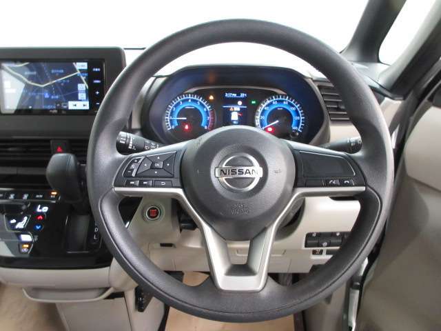運転が楽しくなる明るく開放的な運転席まわりです。