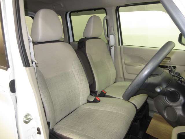 ドライバー目線で、使いやすく安全操作性と良好な視界を実現した運転席です。