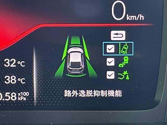 ◆【路外逸脱抑制機能】はみ出しそうなとき、ディスプレー表示とステアリング振動の警告で注意を促すとともに、車線内へ戻るようにステアリング操作を支援します。機能には限界があるためご注意ください。