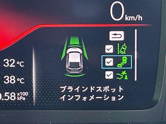◆【ブラインドスポットインフォメーション】走行中、斜め後ろに他のクルマを検知すると、その方向のドアミラー鏡面上にマークを表示しお知らせします！危険をいち早く知ることができます。